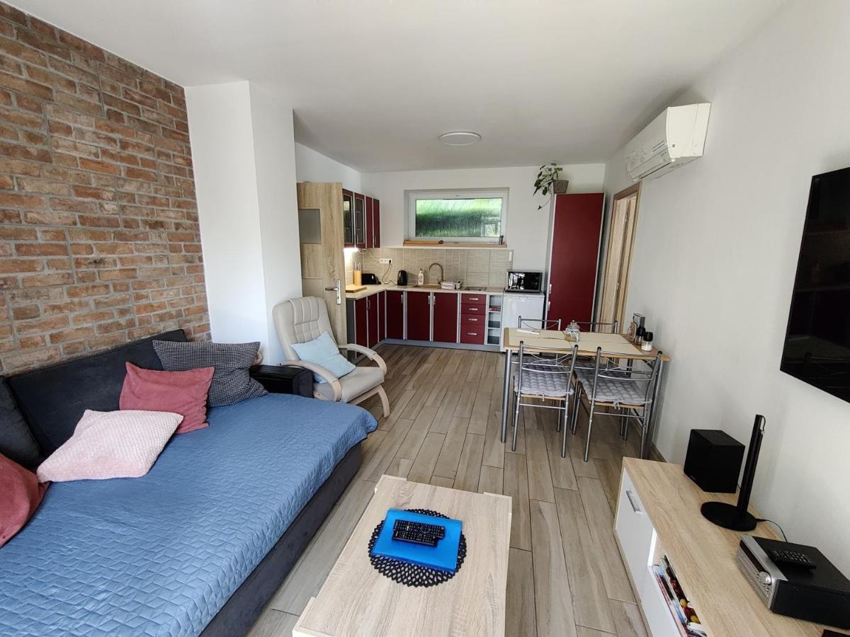 Apartman Pod Lipou - Samostatny Objekt ยาโรเมียร์จ ภายนอก รูปภาพ